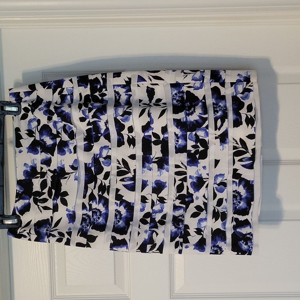 White House Black Market Blue/Black Floral Print Skirt Size 4